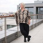 Twillbluse in Braun/Weiß mit Muster Hemdkragen Knopfleiste Stretch und gerundetem Saum