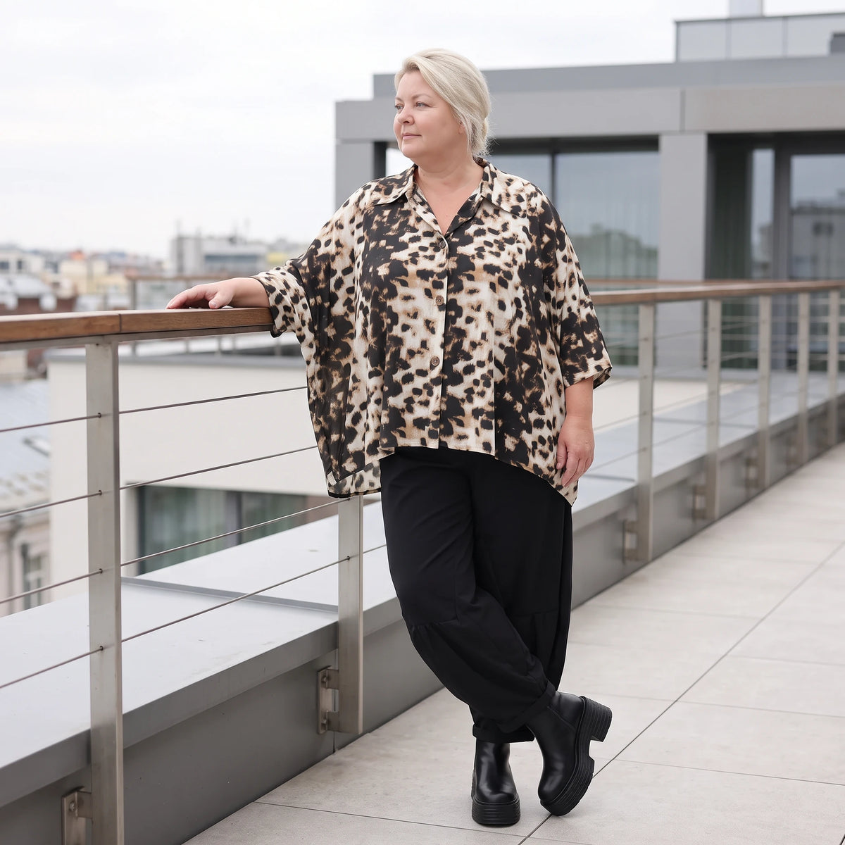 Twillbluse in Braun/Weiß mit Muster Hemdkragen Knopfleiste Stretch und gerundetem Saum