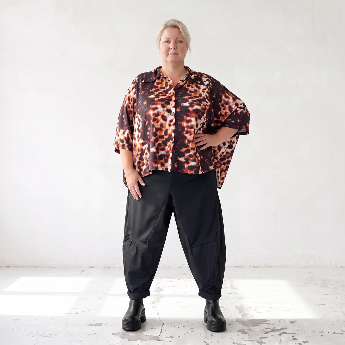 Bluse in Rost/Weiß aus Stretch Twill mit Hemdkragen und 3/4-Arm im gerundeten Schnitt