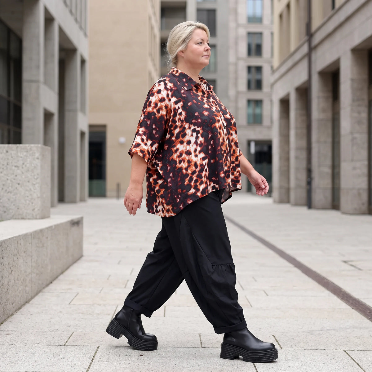 Bluse in Rost/Weiß aus Stretch Twill mit Hemdkragen und 3/4-Arm im gerundeten Schnitt