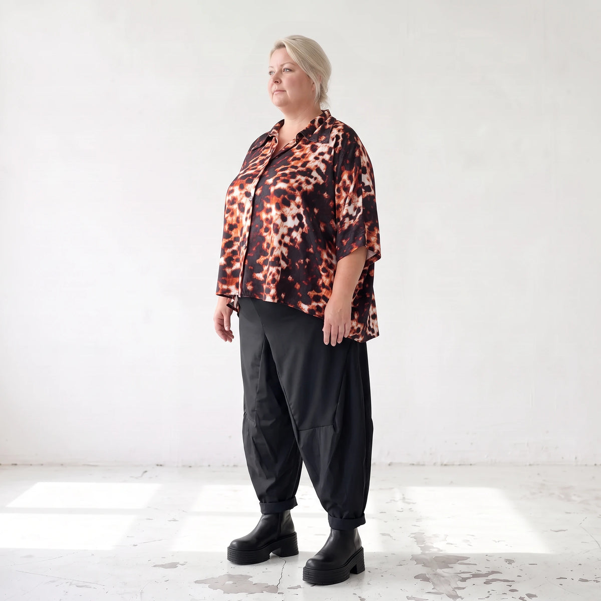 Bluse in Rost/Weiß aus Stretch Twill mit Hemdkragen und 3/4-Arm im gerundeten Schnitt