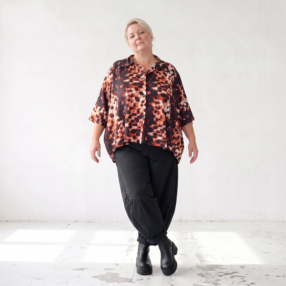 Bluse in Rost/Weiß aus Stretch Twill mit Hemdkragen und 3/4-Arm im gerundeten Schnitt