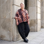 Bluse in Rost/Weiß aus Stretch Twill mit Hemdkragen und 3/4-Arm im gerundeten Schnitt