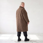 Teddymantel mit Stehkragen kuschelig warm gerade geschnitten mit tiefen Taschen im Winter