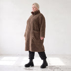 Teddymantel mit Stehkragen kuschelig warm gerade geschnitten mit tiefen Taschen im Winter