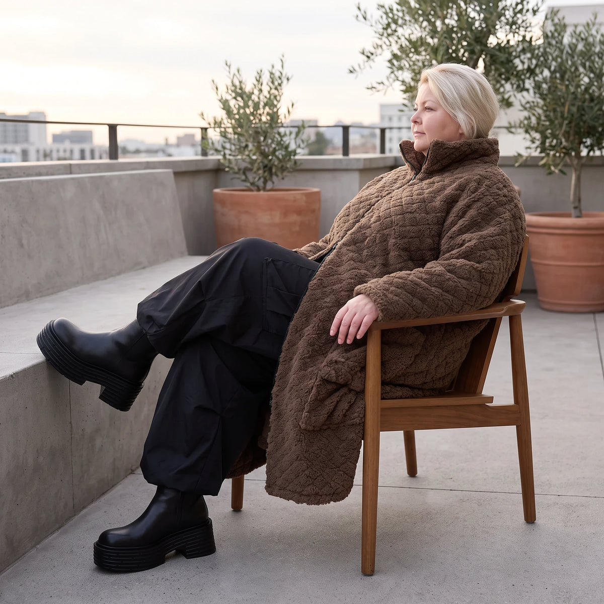 Teddymantel mit Stehkragen kuschelig warm gerade geschnitten mit tiefen Taschen im Winter