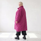 Kuschelig warmer fuchsia Teddymantel mit Stehkragen geradem Schnitt und tiefen Taschen