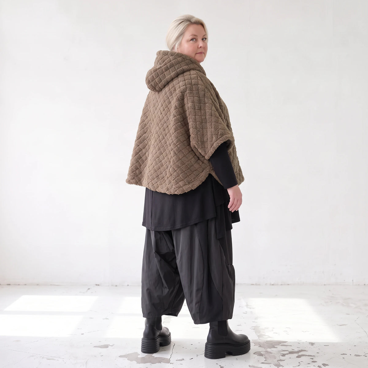 Kuschelige Teddyweste in Beige mit Tüllkombination ärmellos warm für schicke Winterlooks