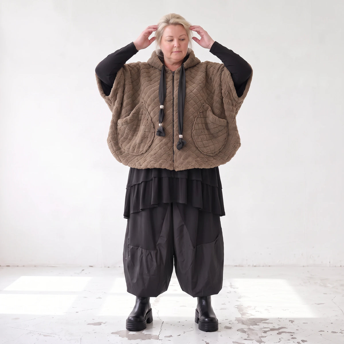 Kuschelige Teddyweste in Beige mit Tüllkombination ärmellos warm für schicke Winterlooks