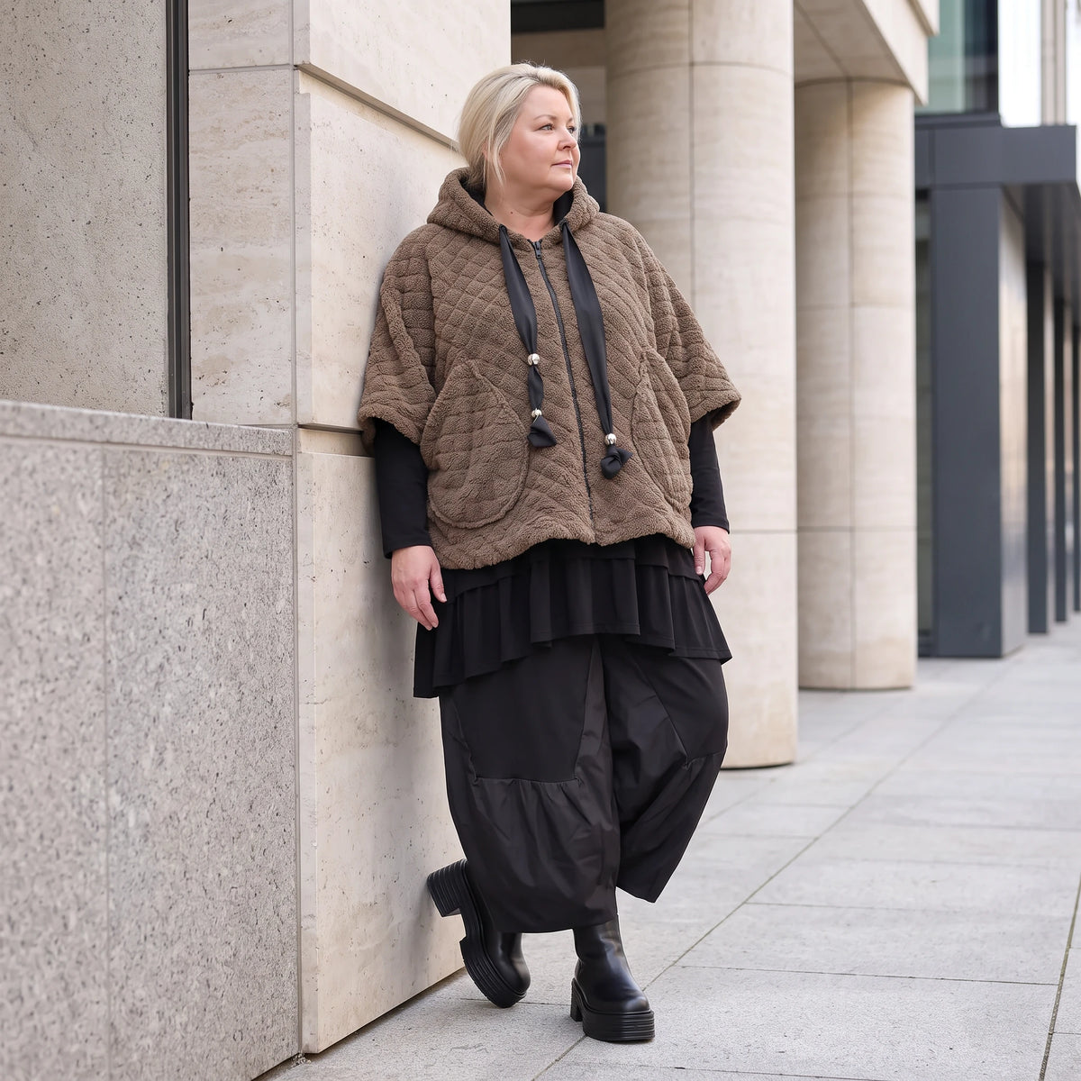 Kuschelige Teddyweste in Beige mit Tüllkombination ärmellos warm für schicke Winterlooks