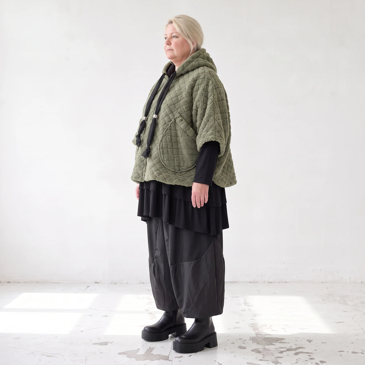 Teddyweste mit Kapuze und Tuelldetails in gerundeter Form weich warm fuer Wintertage