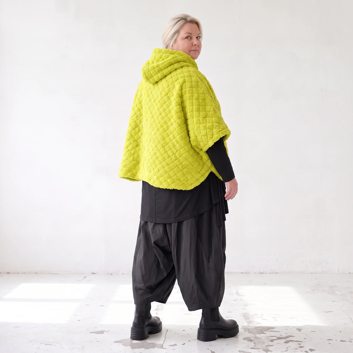 Flauschige cremefarbene Teddyweste aus Stoff und Tüll ärmellos für winterliches Layering