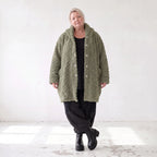 Flauschige khaki Teddyjacke im Ballonschnitt mit Kapuze und tiefen Taschen warm weich