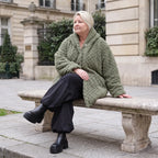Flauschige khaki Teddyjacke im Ballonschnitt mit Kapuze und tiefen Taschen warm weich