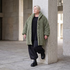 Flauschige khaki Teddyjacke im Ballonschnitt mit Kapuze und tiefen Taschen warm weich