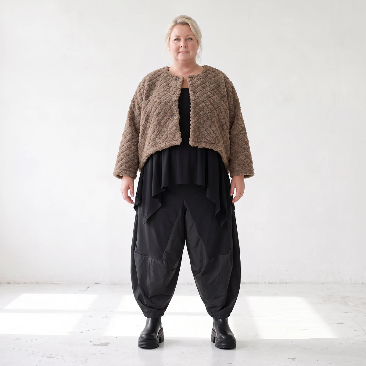 Teddyjacke aus flauschigem Stoff mit Rundhalsausschnitt Knopfleiste und gerundetem Saum