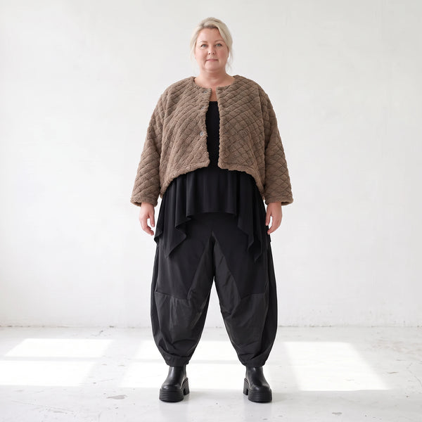 Teddyjacke aus flauschigem Stoff mit Rundhalsausschnitt Knopfleiste und gerundetem Saum