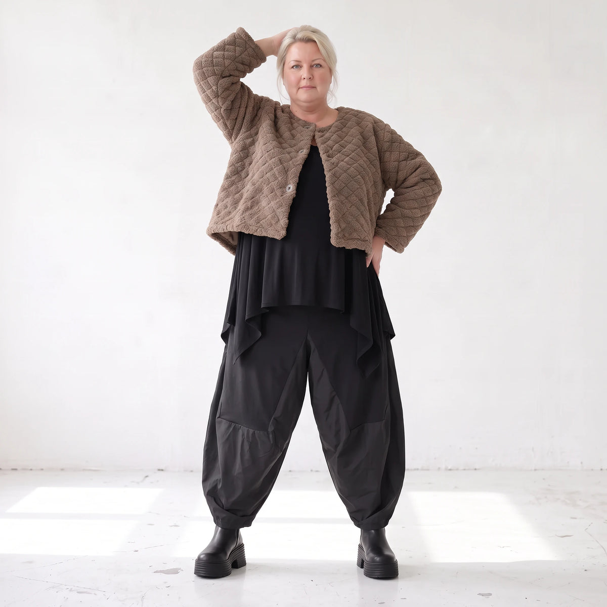 Teddyjacke aus flauschigem Stoff mit Rundhalsausschnitt Knopfleiste und gerundetem Saum