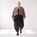 Teddyjacke aus flauschigem Stoff mit Rundhalsausschnitt Knopfleiste und gerundetem Saum