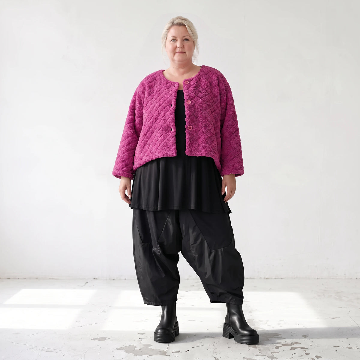 Kuschelige warme Fuchsia Teddyjacke in gerundeter Schnittform für stylische Winterlooks