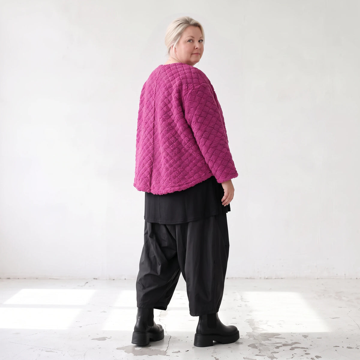 Kuschelige warme Fuchsia Teddyjacke in gerundeter Schnittform für stylische Winterlooks