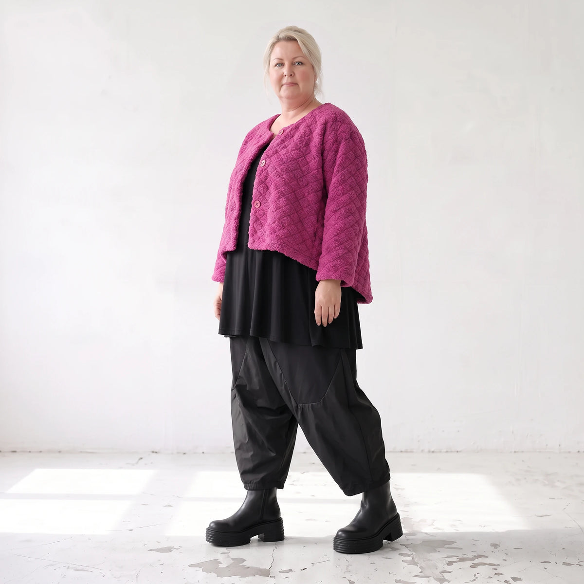 Kuschelige warme Fuchsia Teddyjacke in gerundeter Schnittform für stylische Winterlooks