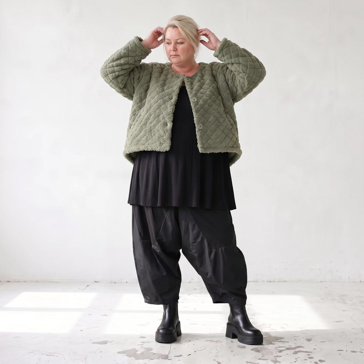 Kuschelige khakifarbene Teddyjacke mit Rundhalsausschnitt Knopfleiste und softer Form