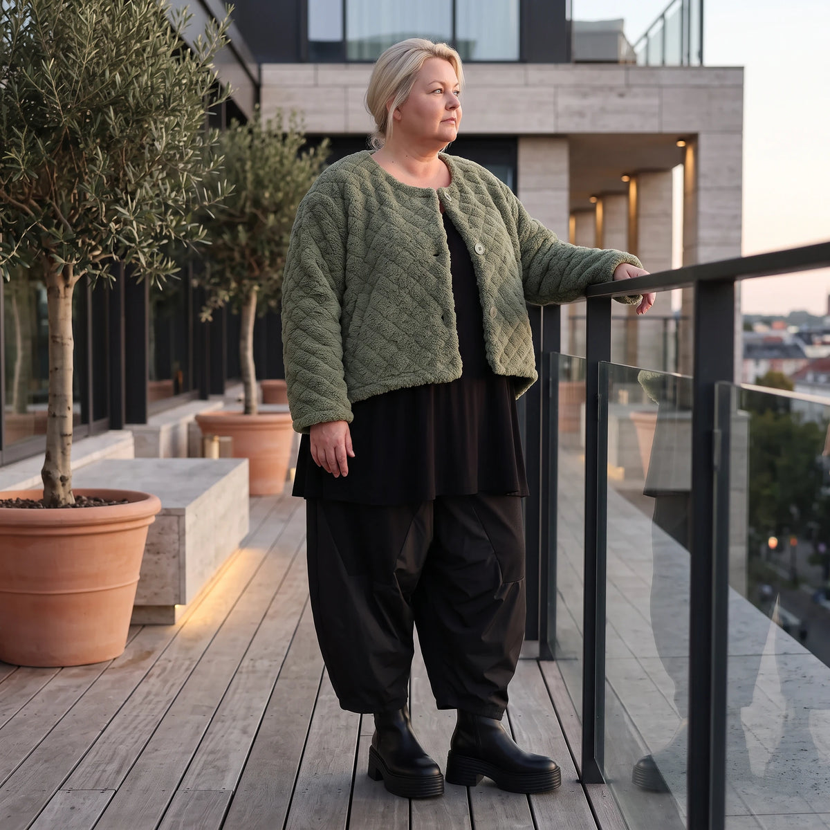 Kuschelige khakifarbene Teddyjacke mit Rundhalsausschnitt Knopfleiste und softer Form