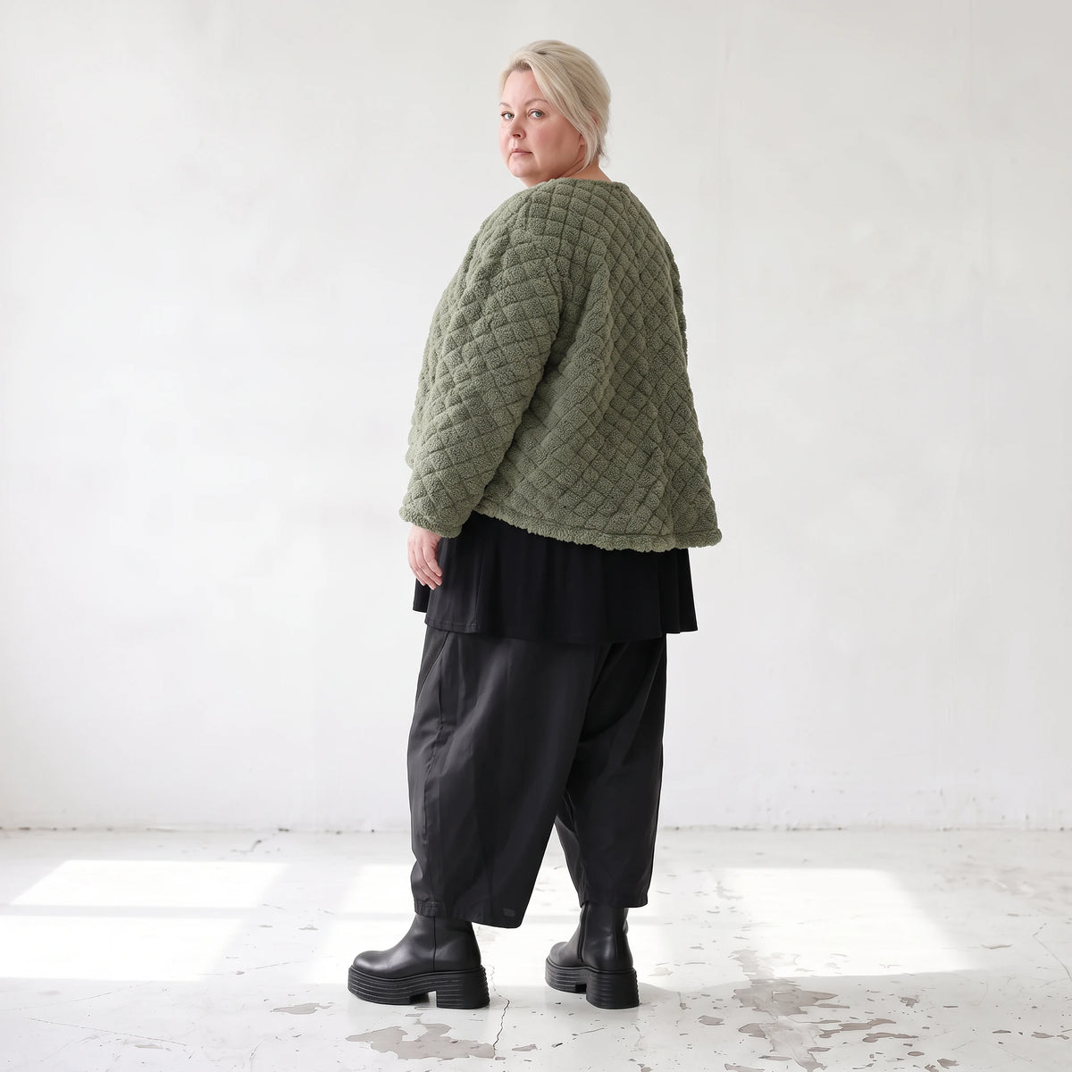 Kuschelige khakifarbene Teddyjacke mit Rundhalsausschnitt Knopfleiste und softer Form