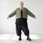 Kuschelige khakifarbene Teddyjacke mit Rundhalsausschnitt Knopfleiste und softer Form