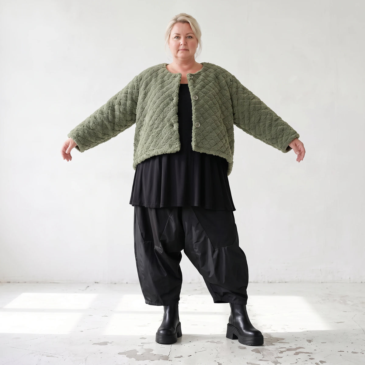 Kuschelige khakifarbene Teddyjacke mit Rundhalsausschnitt Knopfleiste und softer Form