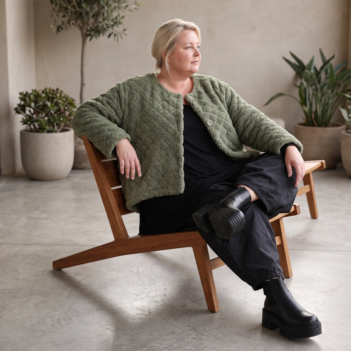 Kuschelige khakifarbene Teddyjacke mit Rundhalsausschnitt Knopfleiste und softer Form