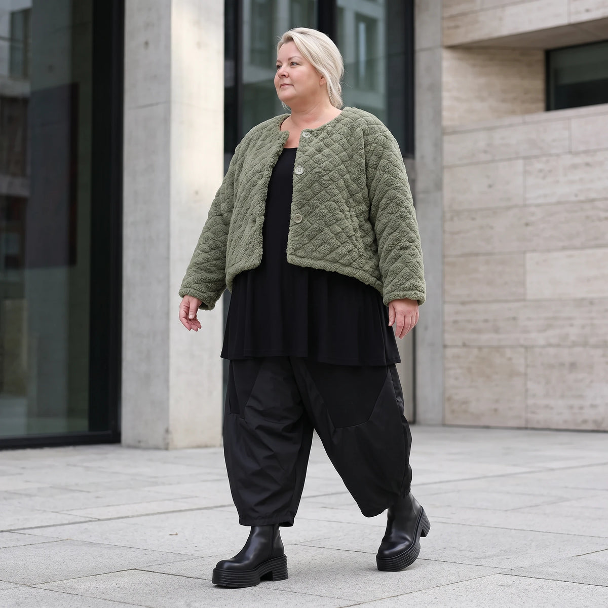 Kuschelige khakifarbene Teddyjacke mit Rundhalsausschnitt Knopfleiste und softer Form