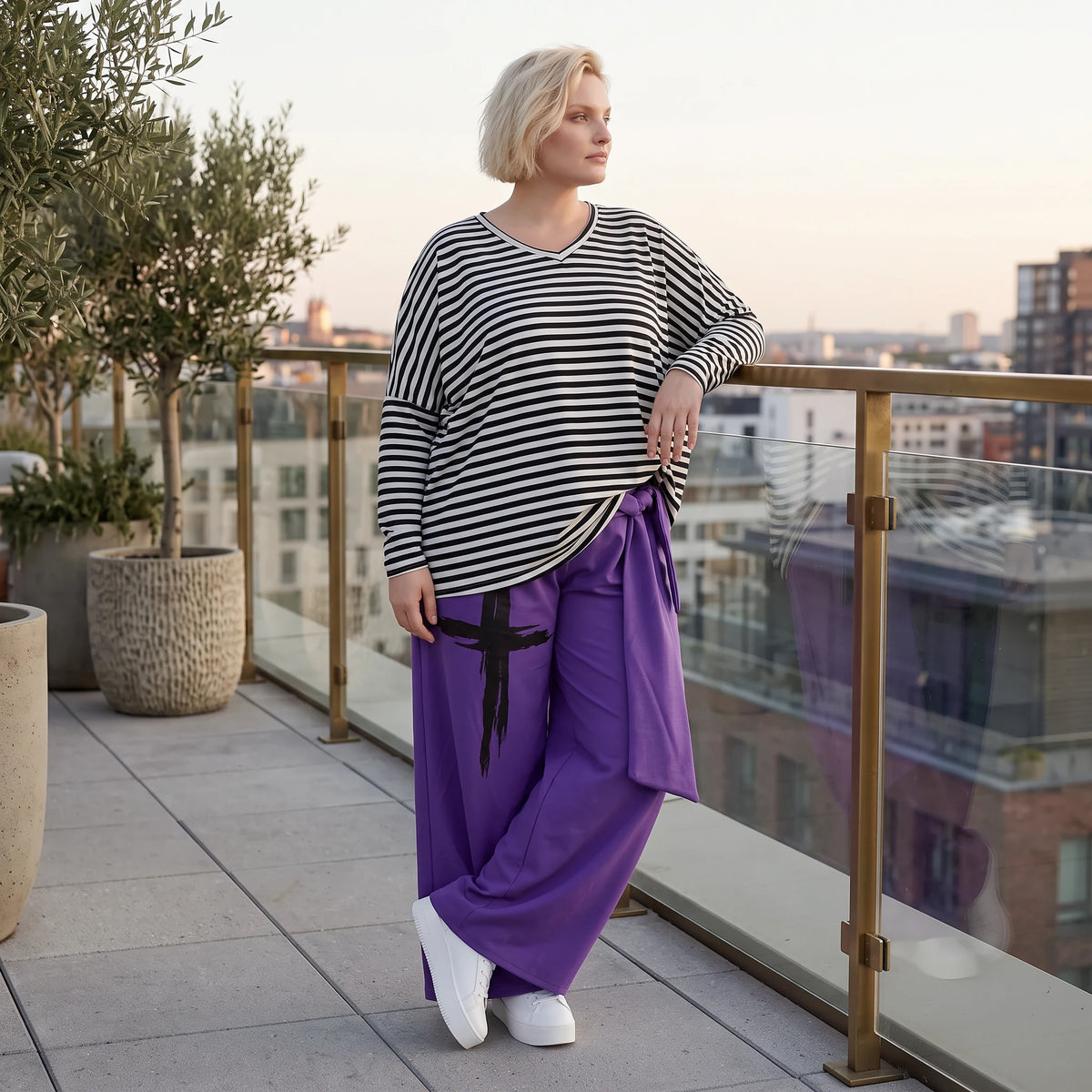 Lila Marlenehose aus weichem warmem Fleece mit Elasthan elastischem Bund und Bindegürtel
