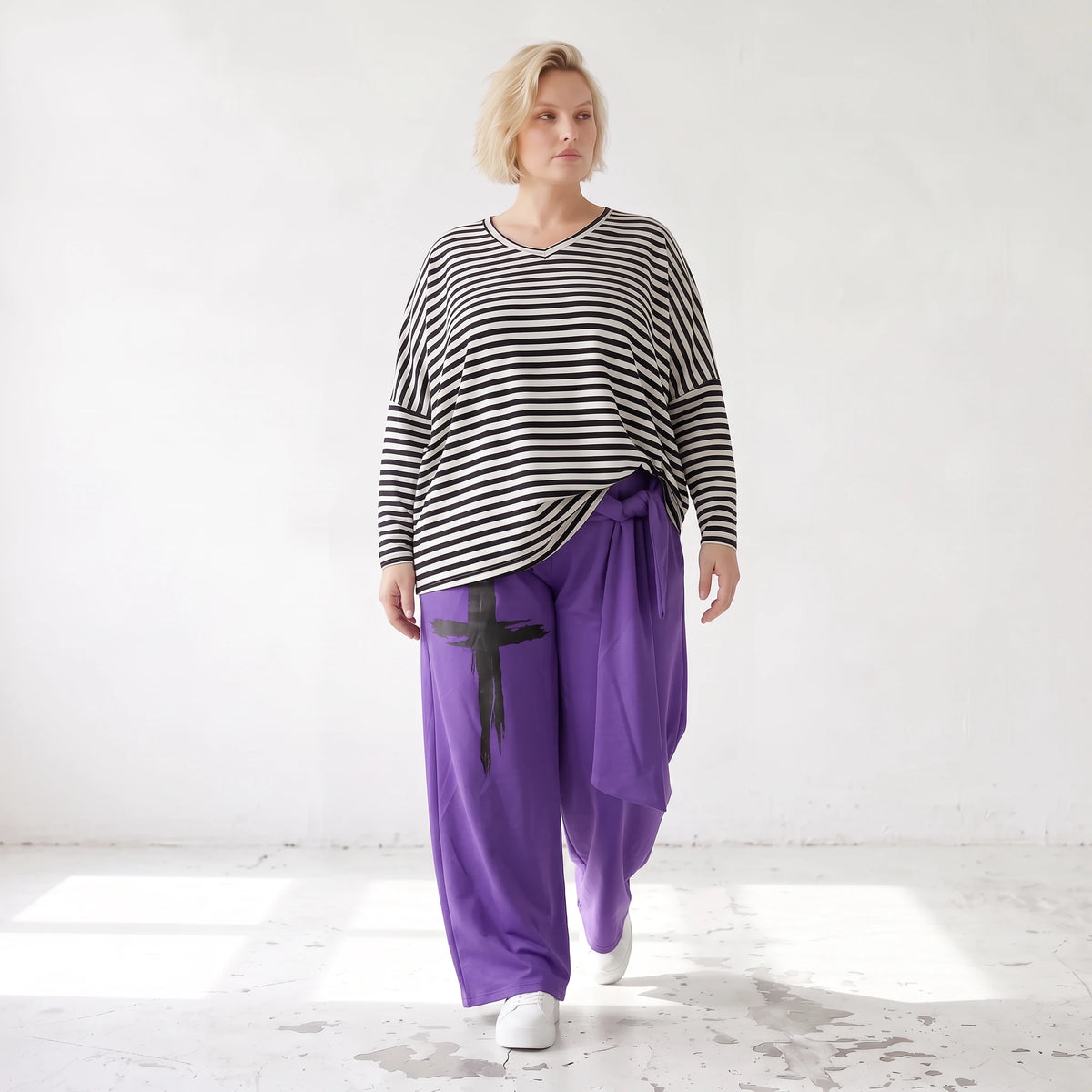 Lila Marlenehose aus weichem warmem Fleece mit Elasthan elastischem Bund und Bindegürtel