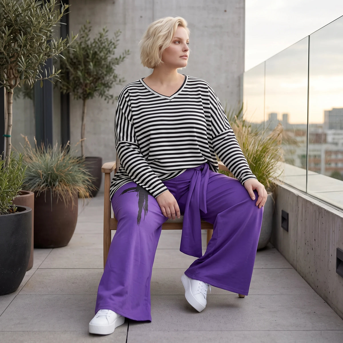Lila Marlenehose aus weichem warmem Fleece mit Elasthan elastischem Bund und Bindegürtel