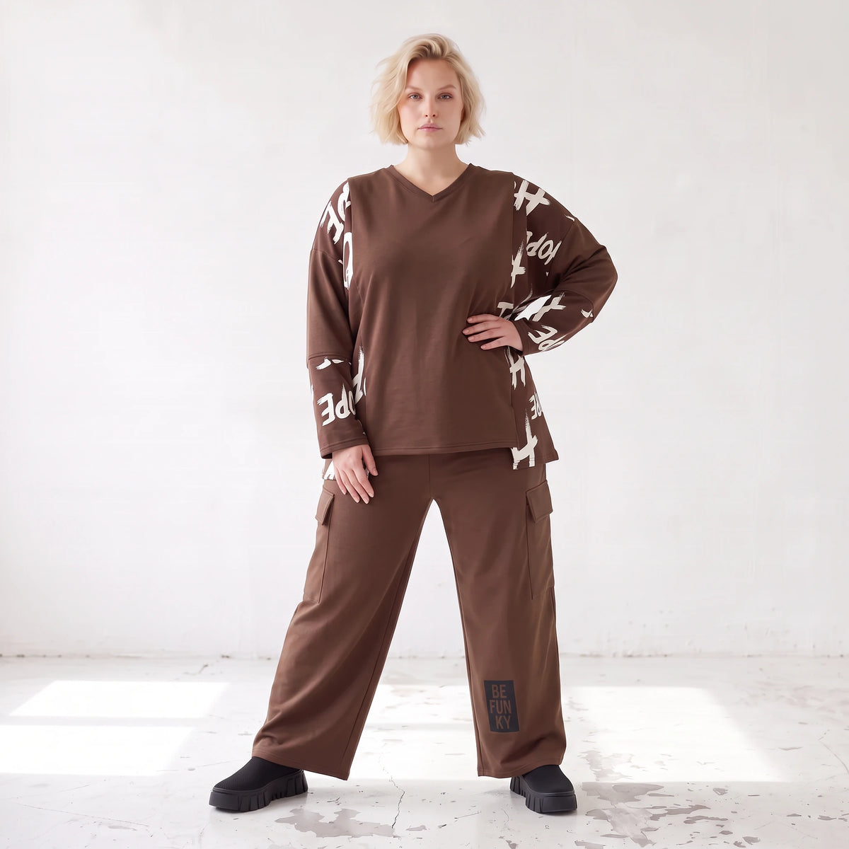 Braune Ballonhose aus weichem Fleece mit elastischem Bund und Taschen mit Klappe vorn