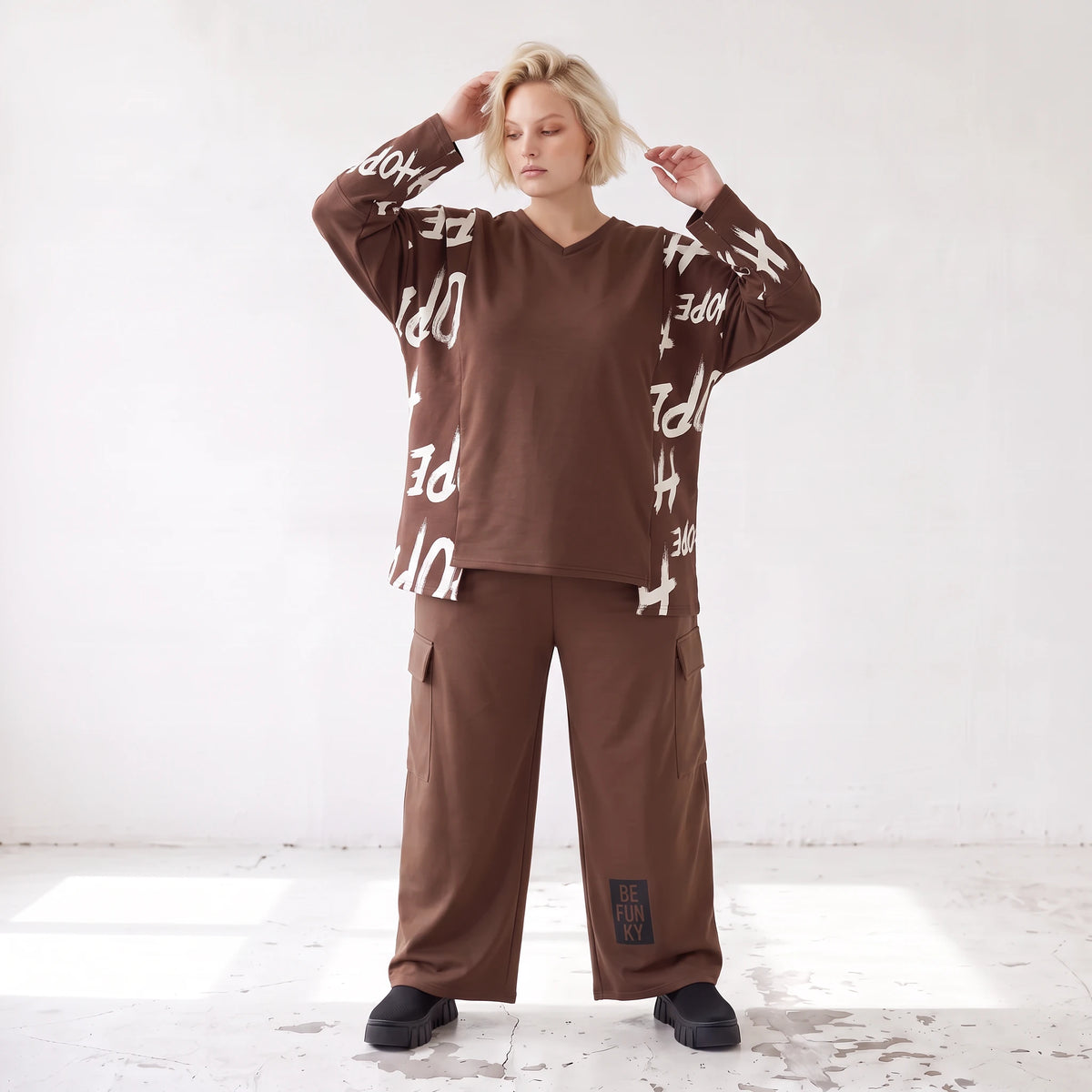 Braune Ballonhose aus weichem Fleece mit elastischem Bund und Taschen mit Klappe vorn