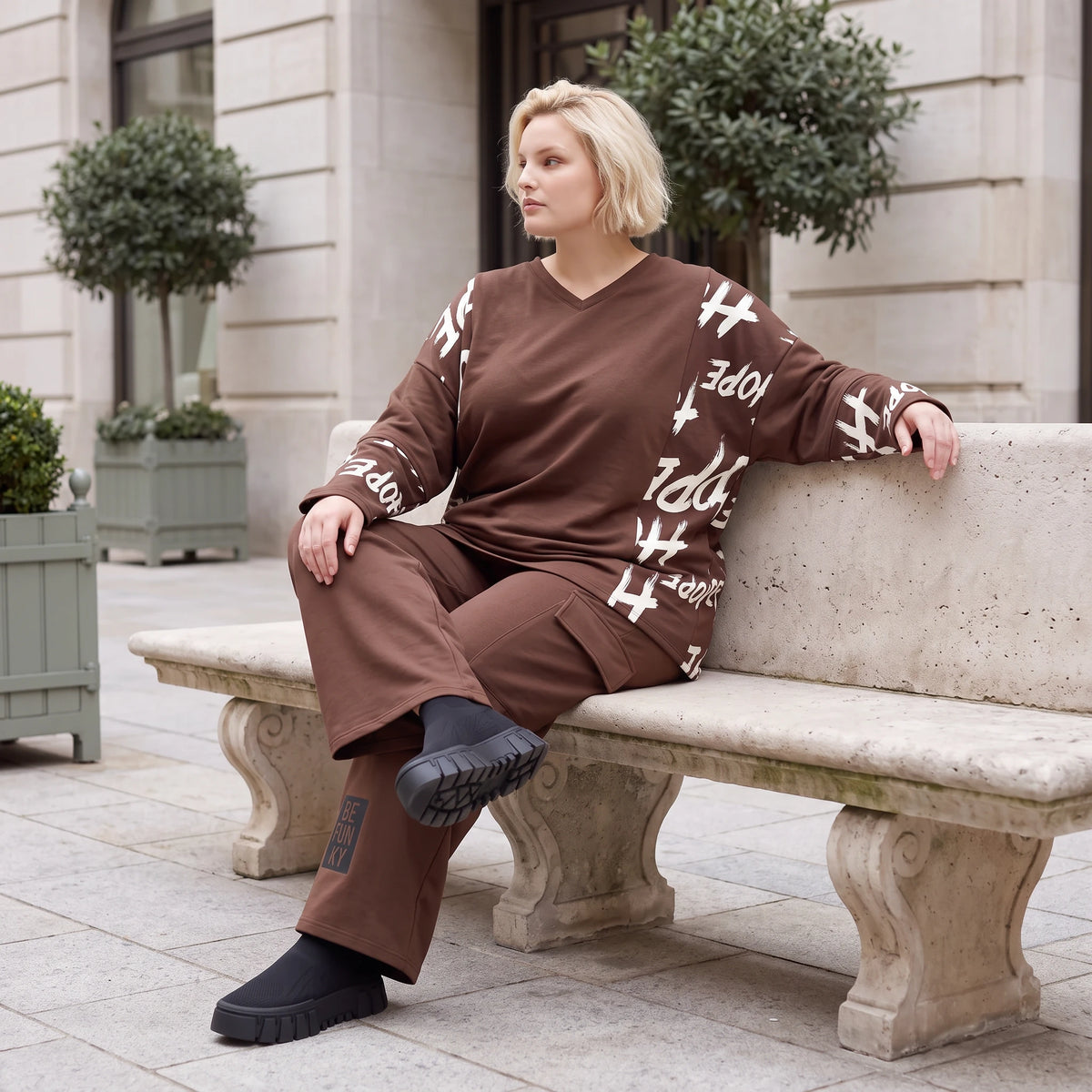 Braune Ballonhose aus weichem Fleece mit elastischem Bund und Taschen mit Klappe vorn