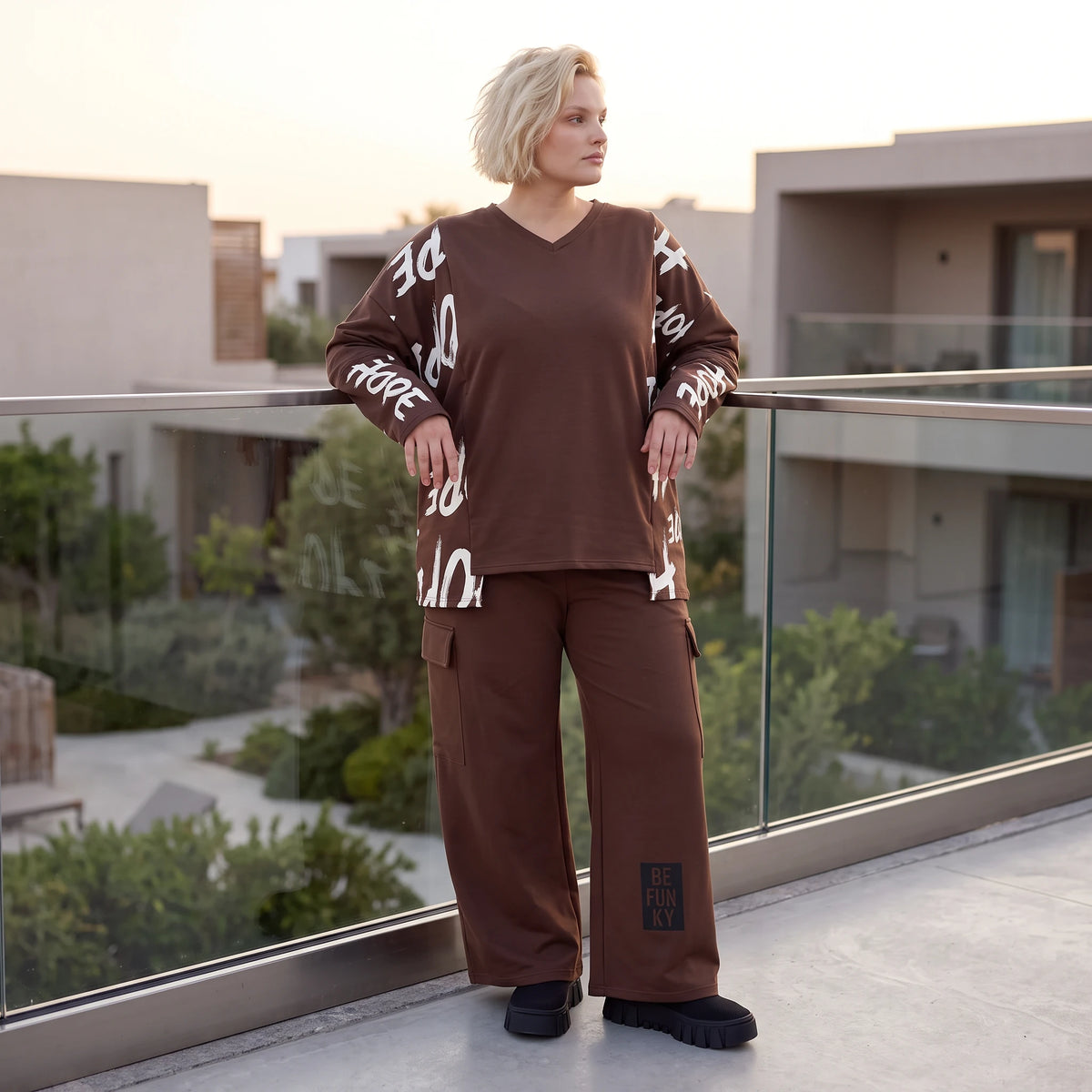 Braune Ballonhose aus weichem Fleece mit elastischem Bund und Taschen mit Klappe vorn