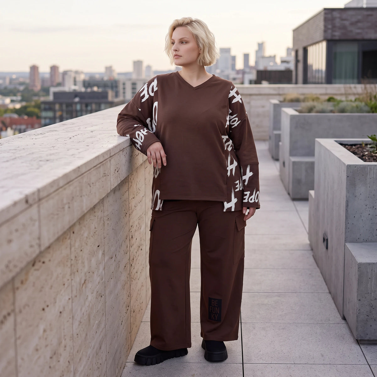 Braune Ballonhose aus weichem Fleece mit elastischem Bund und Taschen mit Klappe vorn