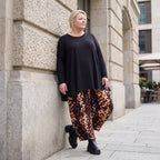 Ballonhose aus Stretch Twill in Rost/Weiß mit weitem Bein und elastischem Bund mit Taschen