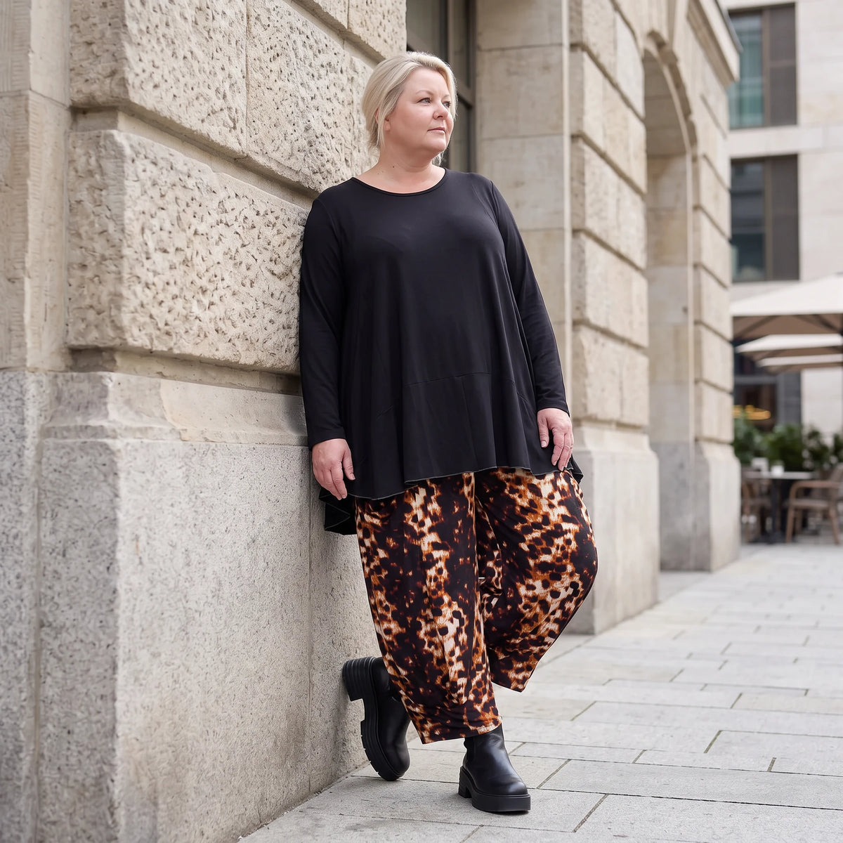 Ballonhose aus Stretch Twill in Rost/Weiß mit weitem Bein und elastischem Bund mit Taschen