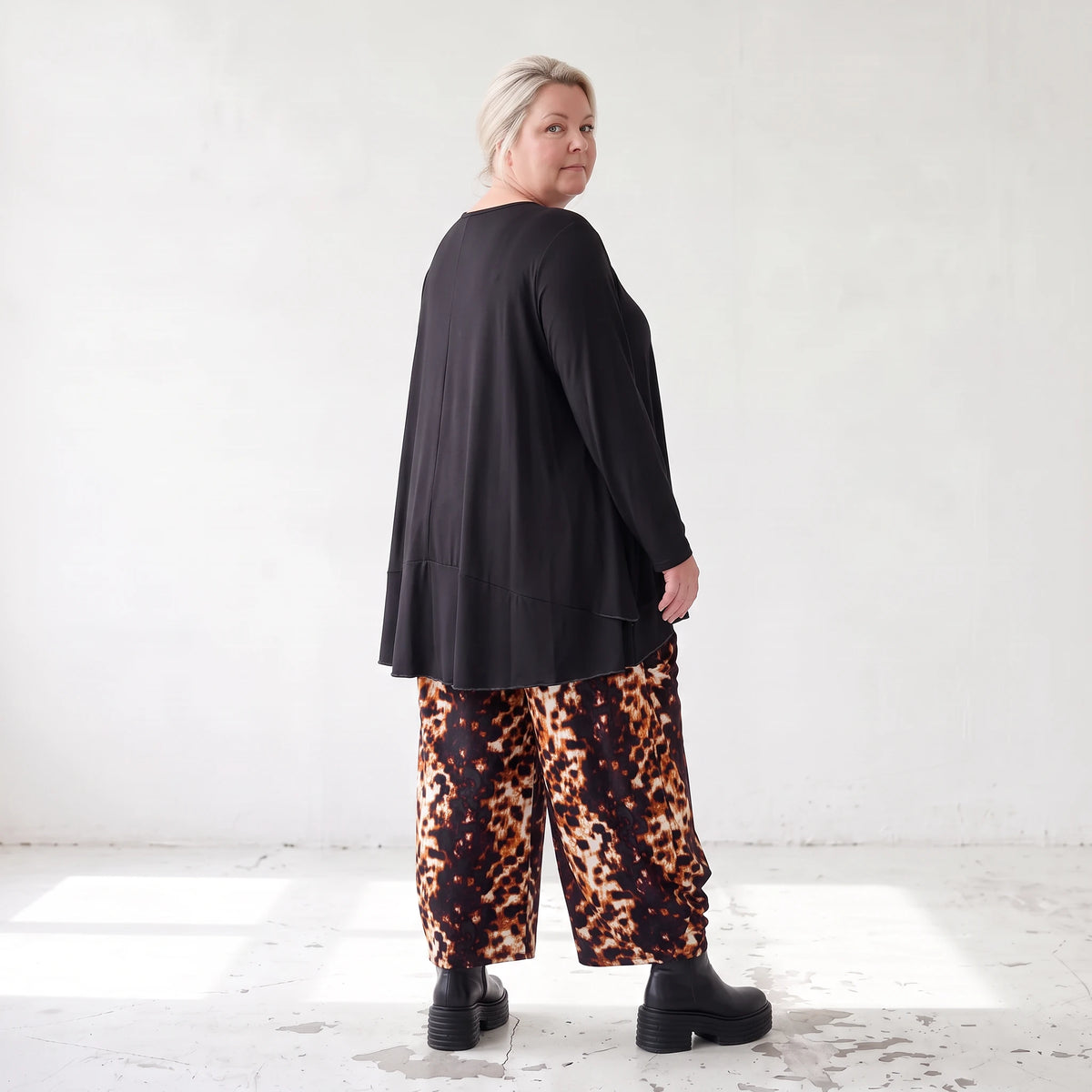 Ballonhose aus Stretch Twill in Rost/Weiß mit weitem Bein und elastischem Bund mit Taschen