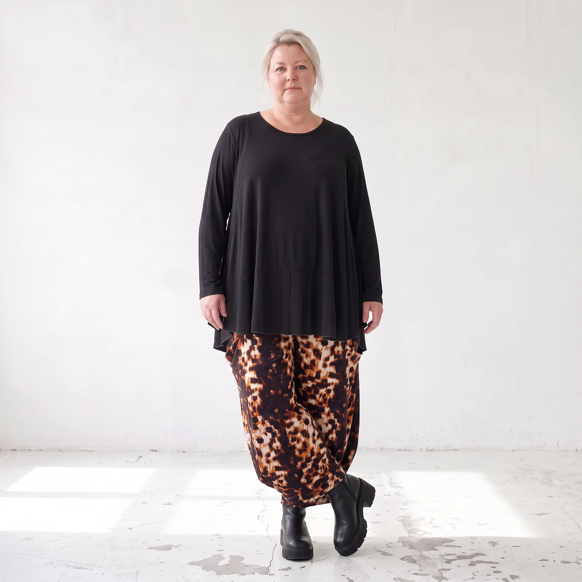Ballonhose aus Stretch Twill in Rost/Weiß mit weitem Bein und elastischem Bund mit Taschen