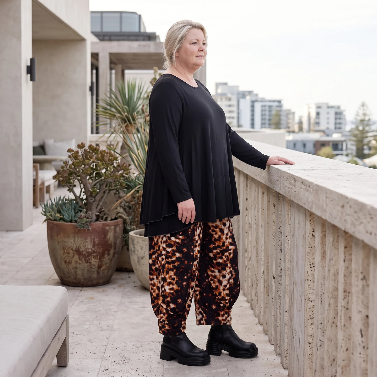 Ballonhose aus Stretch Twill in Rost/Weiß mit weitem Bein und elastischem Bund mit Taschen