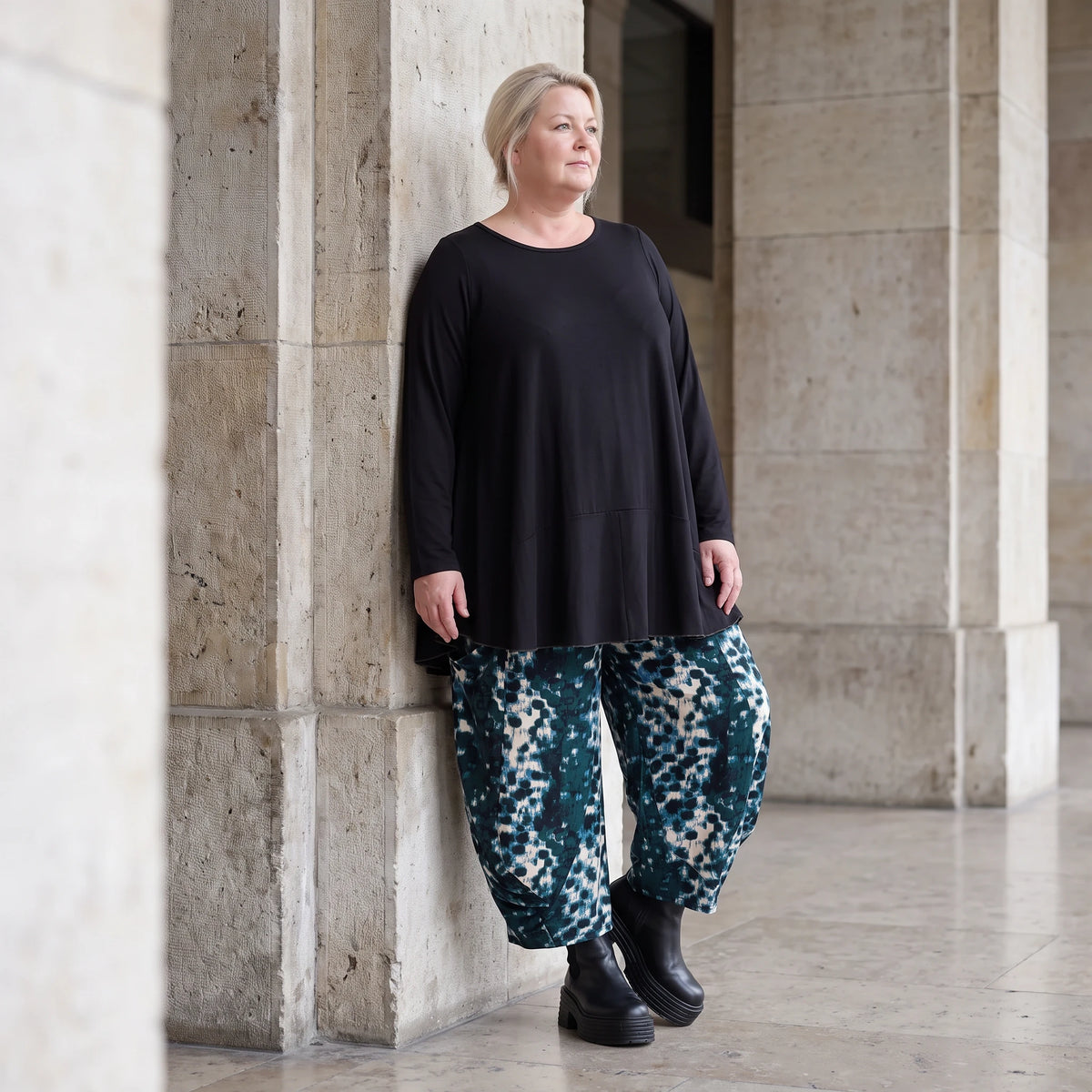 Ballonhose aus Petrol/Weiß Twill mit elastischem Bund weitem Bein und praktischen Taschen