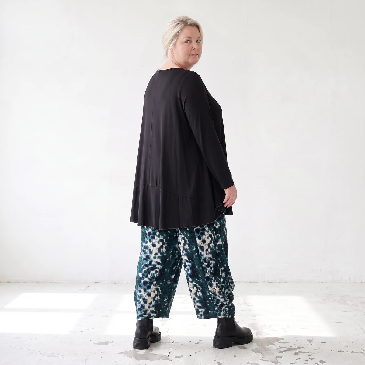 Ballonhose aus Petrol/Weiß Twill mit elastischem Bund weitem Bein und praktischen Taschen
