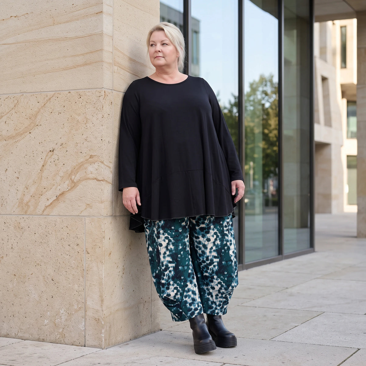 Ballonhose aus Petrol/Weiß Twill mit elastischem Bund weitem Bein und praktischen Taschen