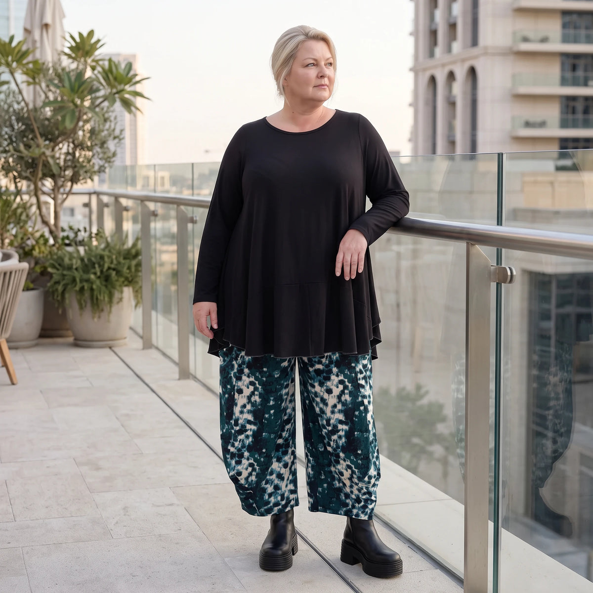 Ballonhose aus Petrol/Weiß Twill mit elastischem Bund weitem Bein und praktischen Taschen
